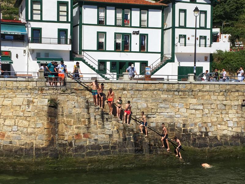 Las temperaturas, que en el interior han alcanzado los 30 grados y en la costa se han suavizado por la brisa, han animado a los vizcaínos a acudir a los arenales