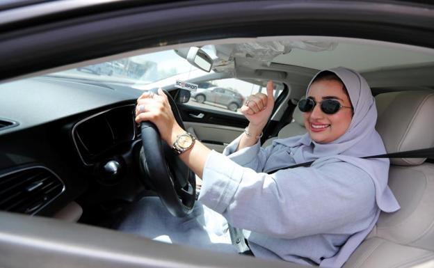Una mujer conduce en Dhahran, Arabia Saudí. 