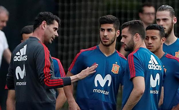Hierro da órdenes al grupo durante un entrenamiento.