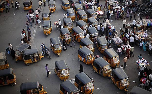 Atasco de tuk tuks en la ciudad vieja de Hyderabad, India
