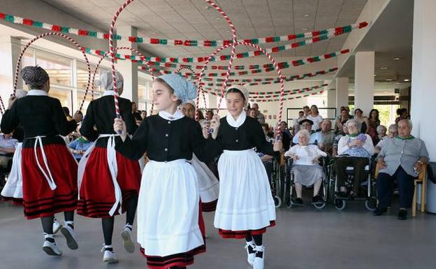 Eusko Lorak pone ritmo a la tradición