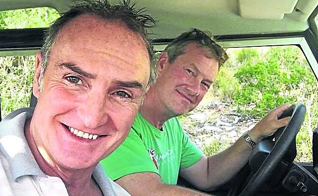 Lord Ivar Mountbatten, al volante, junto a su novio, James Coyle. 