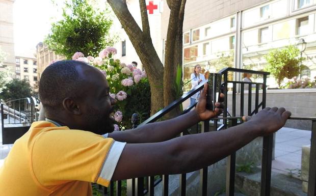 Imagen principal - 50 inmigrantes son asistidos en Cruz Roja tras llegar en tren a Bilbao