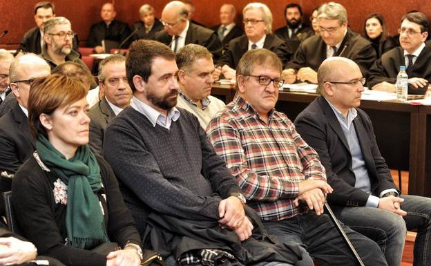 De derecha a izquierda, Alfredo de Miguel, Aitor Tellería, Koldo Ochandiano y Ainhoa Bilbao, esposa de De Miguel, durante el juicio en la Audiencia Provincial de Álava.