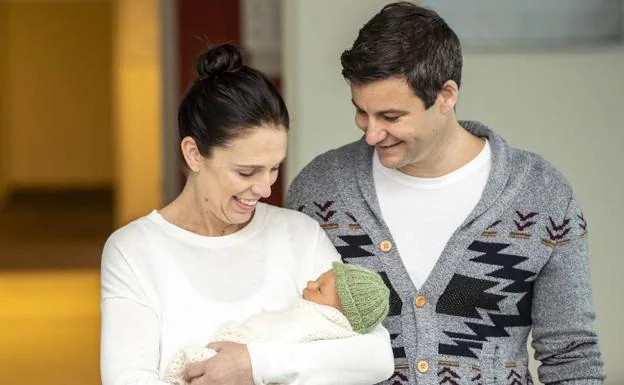 Jacinda Ardern y Clarke Gayford presentan a su hija.