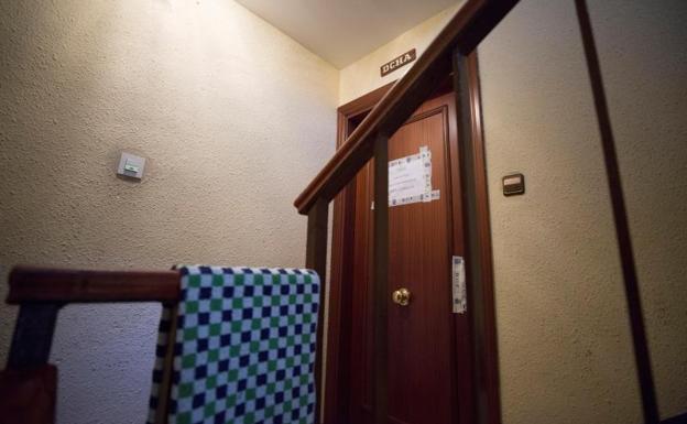 Acceso a la vivienda de Zaragoza donde un hombre ha asesinado a su pareja.