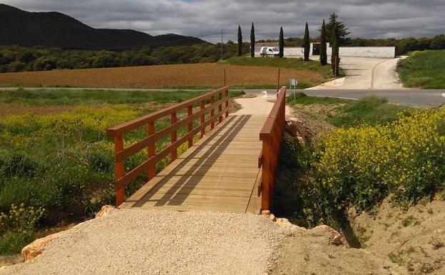 La pasarela peatonal instalada en el suroeste de la localidad de Zufía para salvar un barranco. 