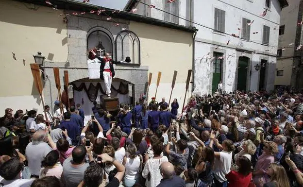 La 'kaxarranka', danza única en Euskadi con la que los arrantzales homenajean a su patrón, se interpretará mañana. 