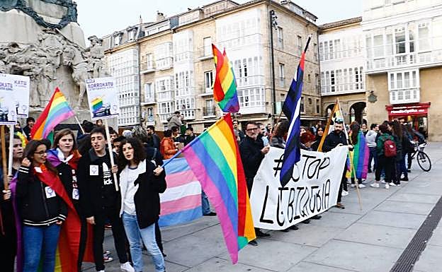 Manifestacion a favor del Colectivo LGTB en Vitoria en el Dia Internacional contra la Lesbogay-transfobiaba.