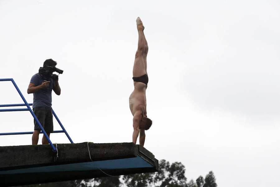 Fotos: Los clavadistas de Red Bull, en las piscinas de Martiartu