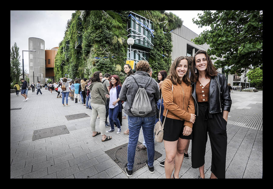 Alrededor de un millar de personas guarda cola en el Palacio Europa para participar como figurantes en la adaptación cinematográfica de 'El silencio de la Ciudad Blanca'