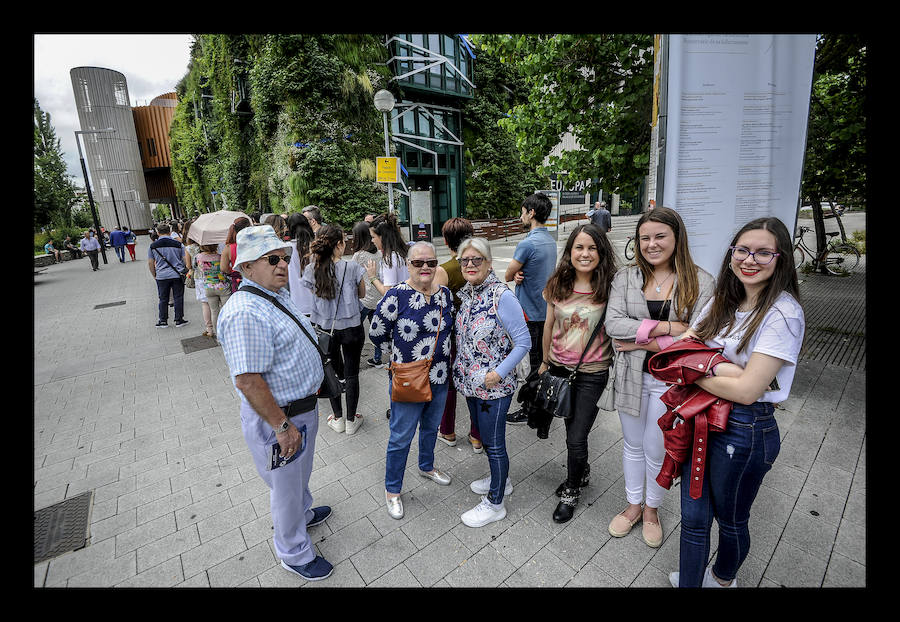 Alrededor de un millar de personas guarda cola en el Palacio Europa para participar como figurantes en la adaptación cinematográfica de 'El silencio de la Ciudad Blanca'