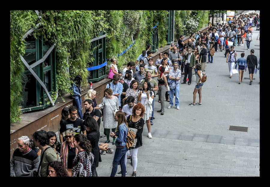 Alrededor de un millar de personas guarda cola en el Palacio Europa para participar como figurantes en la adaptación cinematográfica de 'El silencio de la Ciudad Blanca'