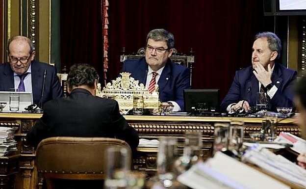 Juan María Aburto, en el centro, en el pleno de este jueves.