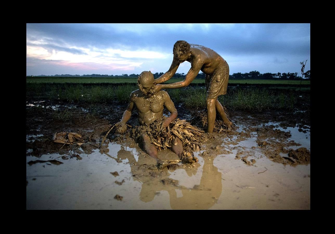 En Nueva Écjia, una provincia de Filipinas al norte de Manila, los devotos de San Juan Bautista celebran a su santo patrón de una manera única. Hombres, mujeres y niños se transforman en «taong putik» («gentes de barro») y cubren y adornan sus cuerpos con barro y hojas secas de plátano y coco, para crear unas singulares vestimentas en homenaje al santo, el único cuyo nacimiento se celebra en la liturgia cristiana. Los fieles van de casa en casa pidiendo velas o limosnas para comprarlas y, después, tras los agradecimientos y súplicas en la iglesia, las prenden y se unen en procesión.