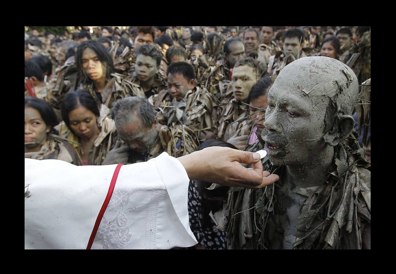 En Nueva Écjia, una provincia de Filipinas al norte de Manila, los devotos de San Juan Bautista celebran a su santo patrón de una manera única. Hombres, mujeres y niños se transforman en «taong putik» («gentes de barro») y cubren y adornan sus cuerpos con barro y hojas secas de plátano y coco, para crear unas singulares vestimentas en homenaje al santo, el único cuyo nacimiento se celebra en la liturgia cristiana. Los fieles van de casa en casa pidiendo velas o limosnas para comprarlas y, después, tras los agradecimientos y súplicas en la iglesia, las prenden y se unen en procesión.