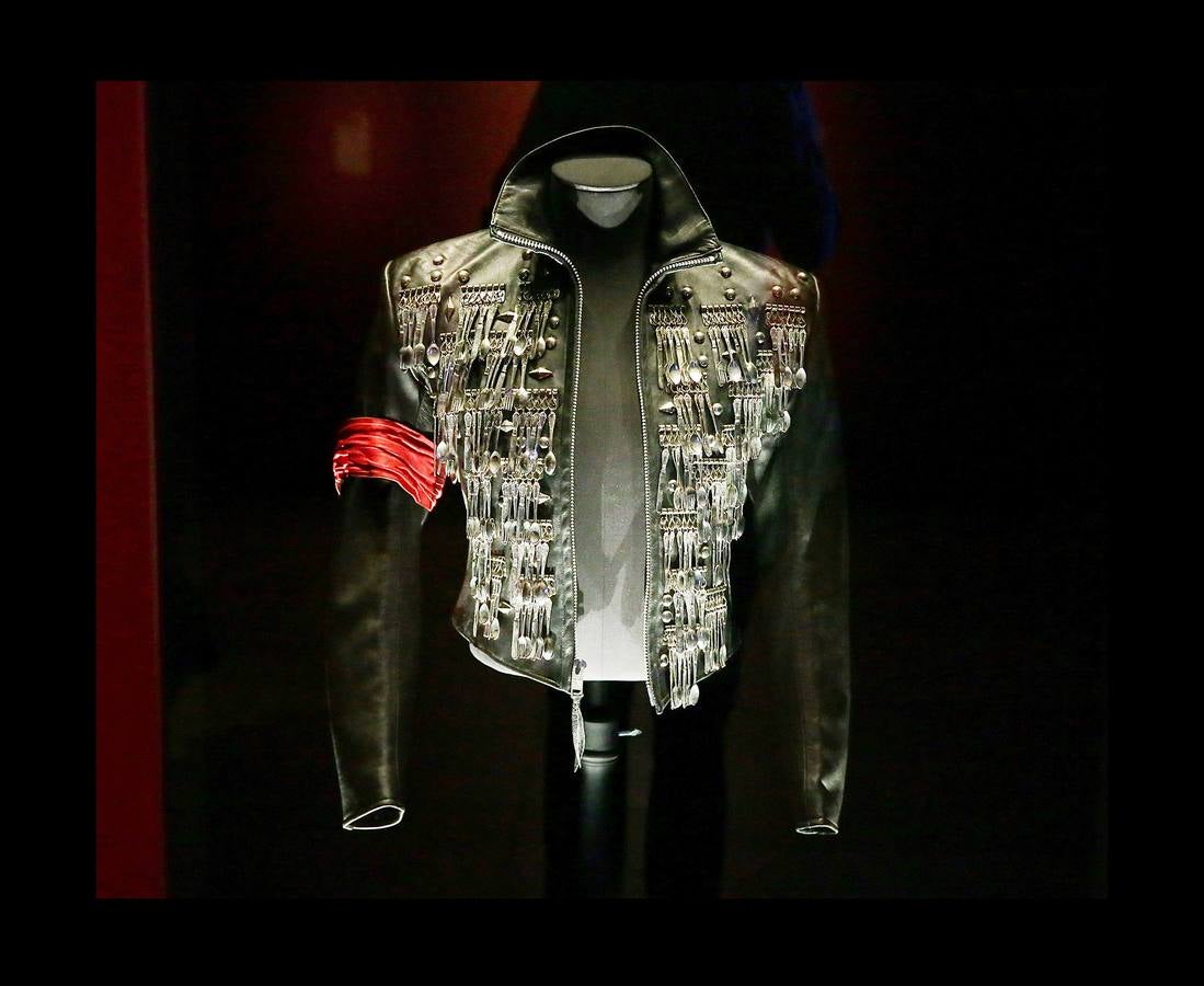 Desde que Andy Warhol utilizó por primera vez su imagen en 1982, Michael Jackson se ha convertido en la figura cultural más representada en el arte visual por una extraordinaria variedad de artistas. La exposición Michael Jackson «On the Wall» de la National Portrait Gallery de Londres reúne obras de más de cuarenta artistas, procedentes de colecciones públicas y privadas, e incluye piezas nuevas realizadas para la exposición. El rey del pop es una de las figuras más influyentes del siglo XX y su importancia es reconocida en videos, coreografías y moda, pero su importancia en el arte contemporáneo es una historia no contada. Hasta ahora.