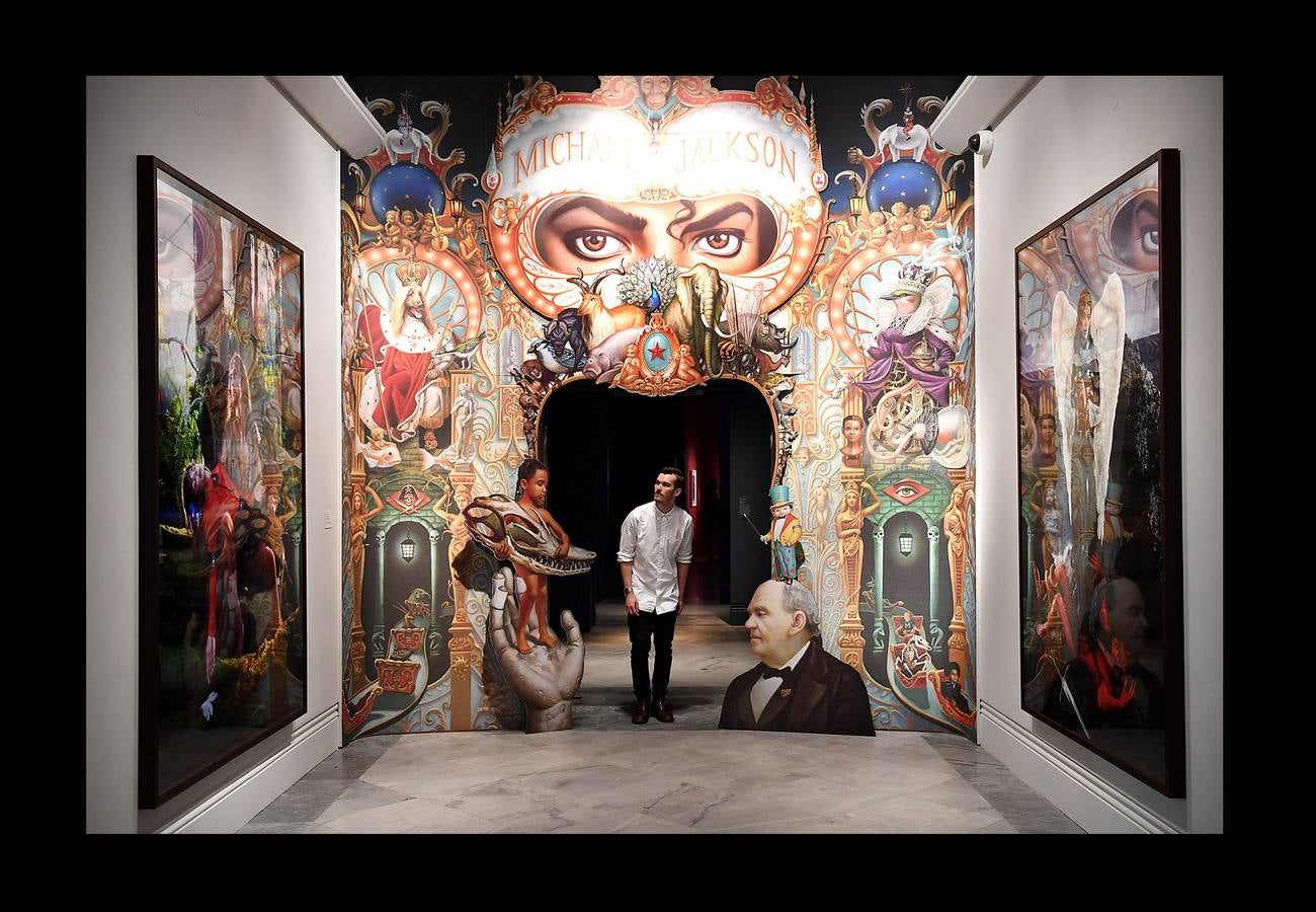 Desde que Andy Warhol utilizó por primera vez su imagen en 1982, Michael Jackson se ha convertido en la figura cultural más representada en el arte visual por una extraordinaria variedad de artistas. La exposición Michael Jackson «On the Wall» de la National Portrait Gallery de Londres reúne obras de más de cuarenta artistas, procedentes de colecciones públicas y privadas, e incluye piezas nuevas realizadas para la exposición. El rey del pop es una de las figuras más influyentes del siglo XX y su importancia es reconocida en videos, coreografías y moda, pero su importancia en el arte contemporáneo es una historia no contada. Hasta ahora.