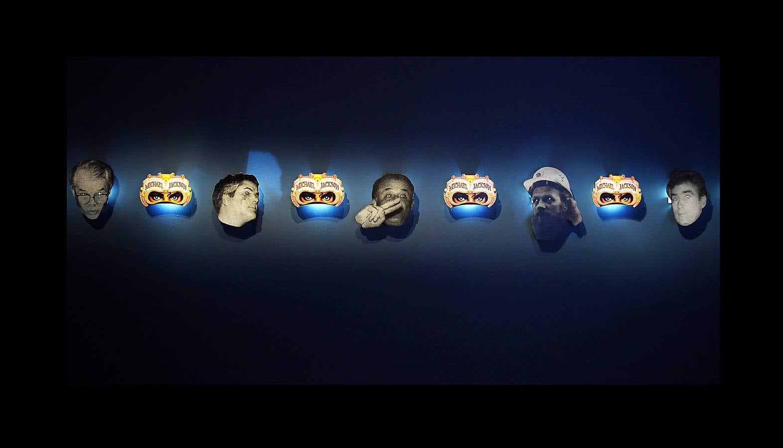 Desde que Andy Warhol utilizó por primera vez su imagen en 1982, Michael Jackson se ha convertido en la figura cultural más representada en el arte visual por una extraordinaria variedad de artistas. La exposición Michael Jackson «On the Wall» de la National Portrait Gallery de Londres reúne obras de más de cuarenta artistas, procedentes de colecciones públicas y privadas, e incluye piezas nuevas realizadas para la exposición. El rey del pop es una de las figuras más influyentes del siglo XX y su importancia es reconocida en videos, coreografías y moda, pero su importancia en el arte contemporáneo es una historia no contada. Hasta ahora.