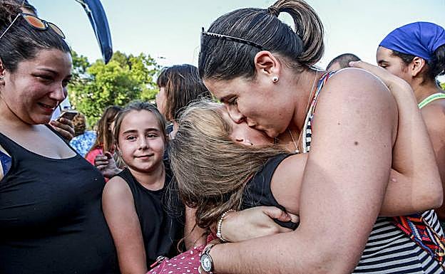 El reencuetro de familias alavesas con sus niños de acogida. 