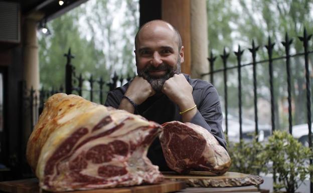 Kostka Mandaluniz, en el comedor de su emblemático restaurante.