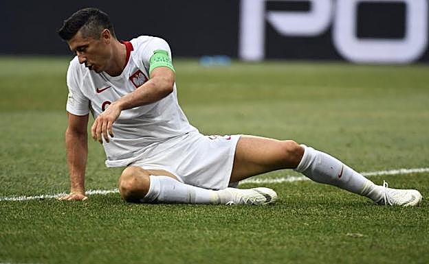 El polaco Robert Lewandowski, otro que acabó besando la lona. 