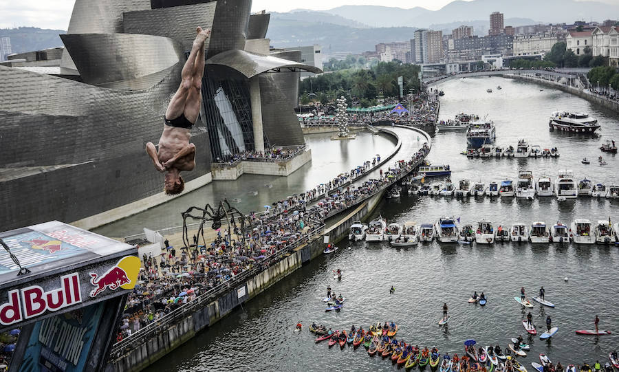 Los saltos desde el puente de la alve dejan boquiabiertos en los bilbaínos