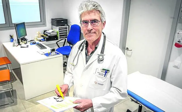 El doctor Ayala, especialista también en medicina interna, trabaja en Mutualia en Vitoria. 