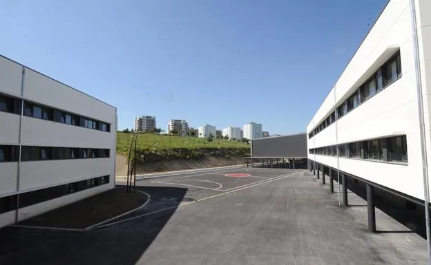 Vista del patio del nuevo instituto de Zabalgana, en Vitoria, que abrirá sus puertas en septiembre.