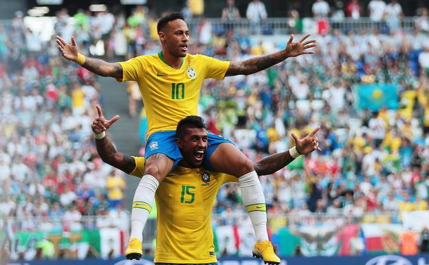 Neymar celebra su gol a hombros de Paulinho. 