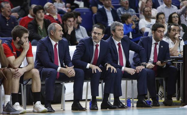 Pedro Martínez, con Curro Segura a su derecha y Sergio Valdeolmillos a su izquierda. 