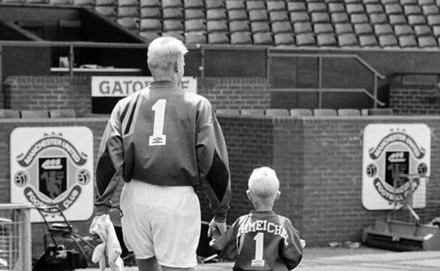 La foto que ha colgado Peter Schmeichel con su hijo Kasper cuando este era un niño.