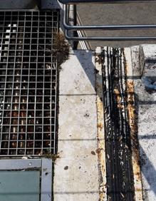 Imagen secundaria 2 - Los estribos del puente lucen «chorretones» negros y grises. El arco también cuenta con una gran mancha verdosa. El charco que se forma en una de las rampas ha oxidado el suelo. 