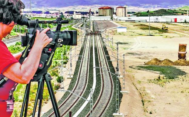 Playa de vías que comunicará con el puerto de Bilbao y, a la derecha, máquinas trabajando en urbanizar el apartadero ferroviario. 