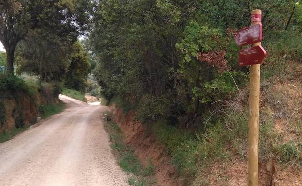 El camino cuenta con la señalización direccional e informativa pertinente. 