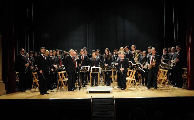 El director Ricardo Chiavetta y los componentes de la Banda de Música de Haro saludan al cierre de un concierto ofrecido en el Teatro Bretón de la ciudad jarrera.