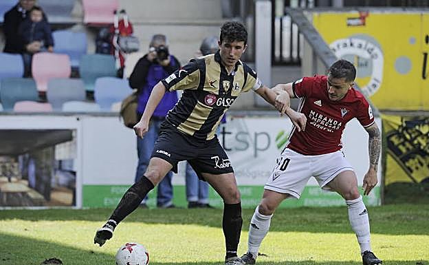 El excapitán del Barakaldo durante el choque disputado la pasada campaña frente al conjunto rojillo.