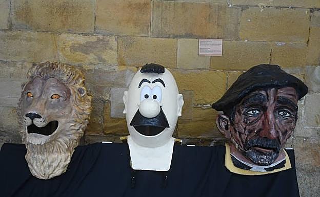 De izquierda a derecha, el león del Athletic, Don Celes y el aldeano.