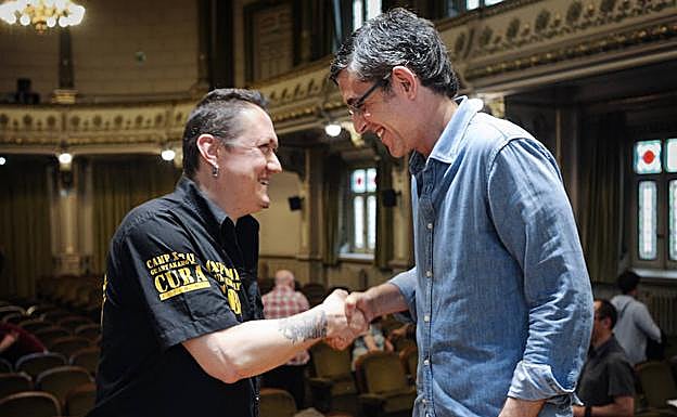 Fermín Muguruza y Eduardo Madina reproducen el primer apretón de manos que se dieron en 2003, reflejado en el cómic.