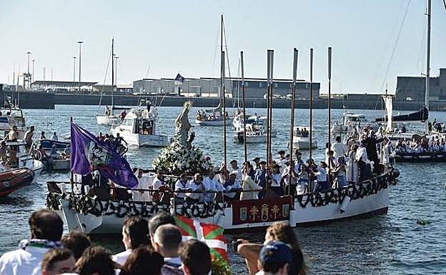 La procesión de la virgen es uno de los actos centrales del programa. 