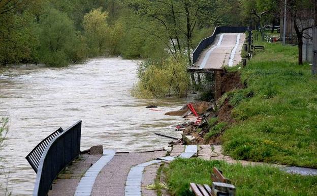 Hundimiento del paseo fluvial de Soloarte producido el pasado abril, debido a las fuertes lluvias.
