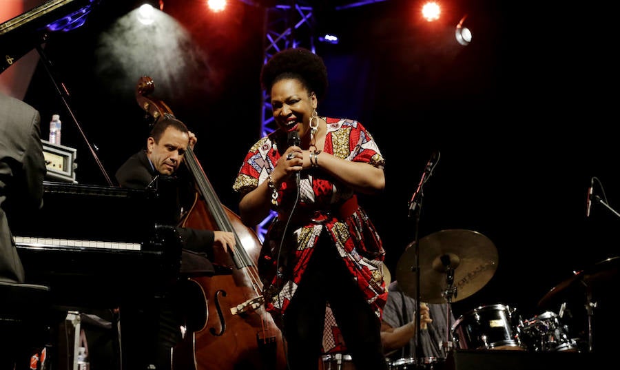 El Festival de Jazz arrancó con la espectacular voz de Charenée Wade en un concierto de 95 minutos. Más de 700 personas disfrutaron de la gracia y finura vocal de la cantante. La Wade mostró todas sus cartas en el escenario para conquistar a todos sus fans. 