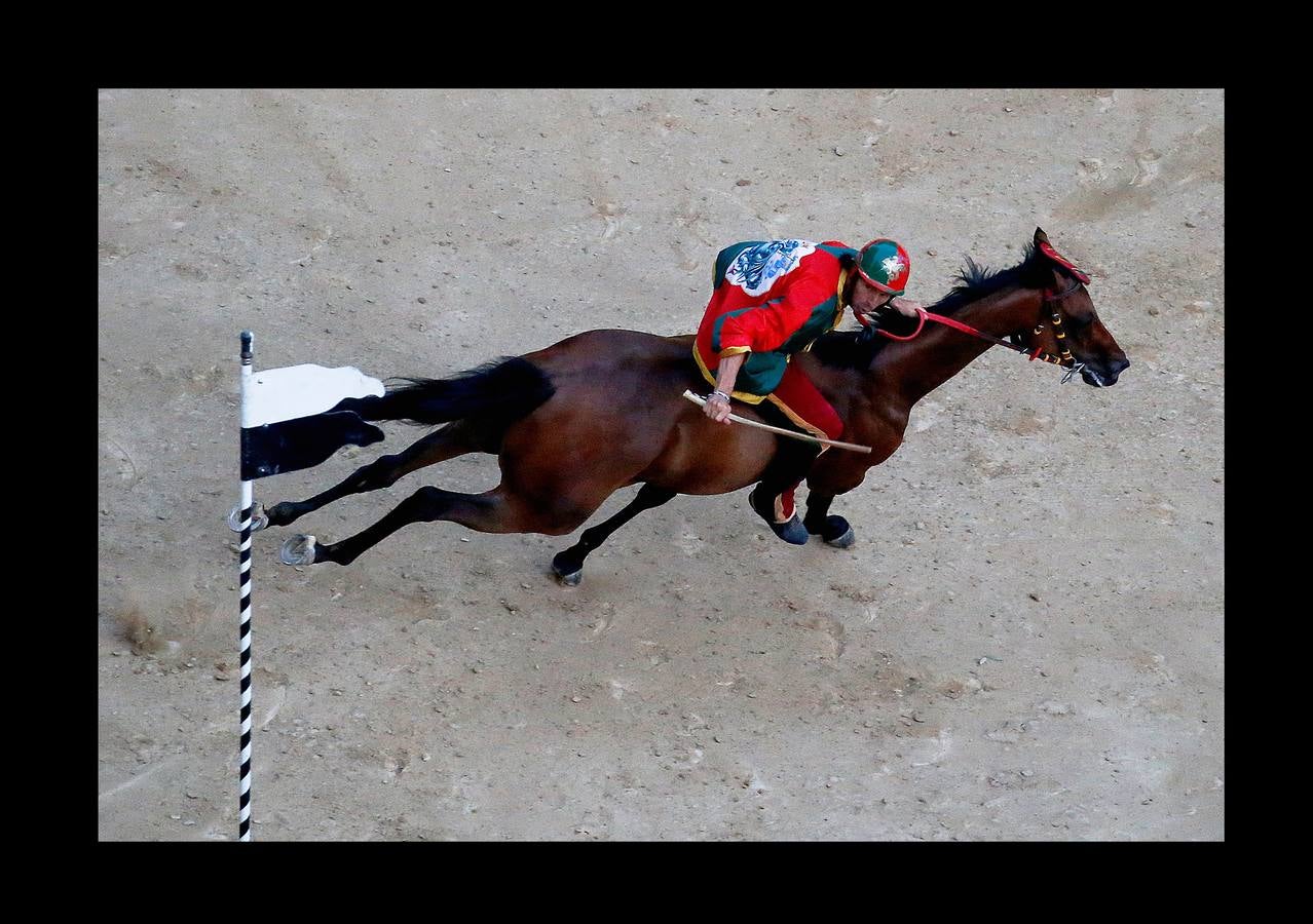 En la Piazza del Campo, en pleno corazón de Siena, en la Toscana, se celebra cada año, en dos ocasiones (las fotografías se tomaron el 2 de julio), la carrera de caballos de origen medieval conocida como «Il Palio.» La ciudad se engalana con estandartes, blasones y guirnaldas para celebrar tres días de alegría durante los cuales, además de participar en las bendiciones de los animales, es posible disfrutar de música y conciertos. En la carrera participan diez caballos, que representan a alguna de las «contradas» o distritos de la ciudad, y han de dar tres vueltas completas a la Piazza del Campo. El primero en terminarlas, con o sin jinete, será el ganador.