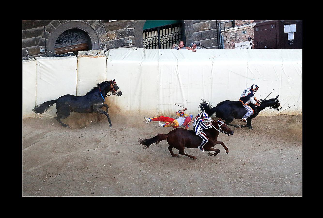 En la Piazza del Campo, en pleno corazón de Siena, en la Toscana, se celebra cada año, en dos ocasiones (las fotografías se tomaron el 2 de julio), la carrera de caballos de origen medieval conocida como «Il Palio.» La ciudad se engalana con estandartes, blasones y guirnaldas para celebrar tres días de alegría durante los cuales, además de participar en las bendiciones de los animales, es posible disfrutar de música y conciertos. En la carrera participan diez caballos, que representan a alguna de las «contradas» o distritos de la ciudad, y han de dar tres vueltas completas a la Piazza del Campo. El primero en terminarlas, con o sin jinete, será el ganador.