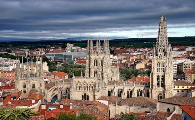 La catedral sobresale en el perfil de la ciudad castellana y es su emblema arquitectónico y turístico.