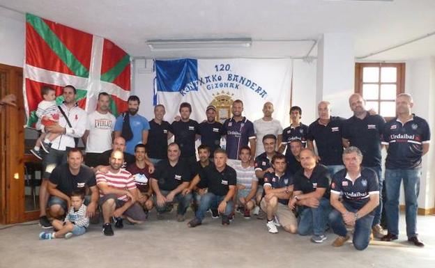 Participantes ayer en la puesta de la largo de la peña de Ereño. 