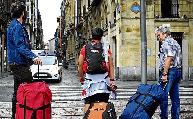 Un grupo de turistas se dirige al Casco Viejo. 