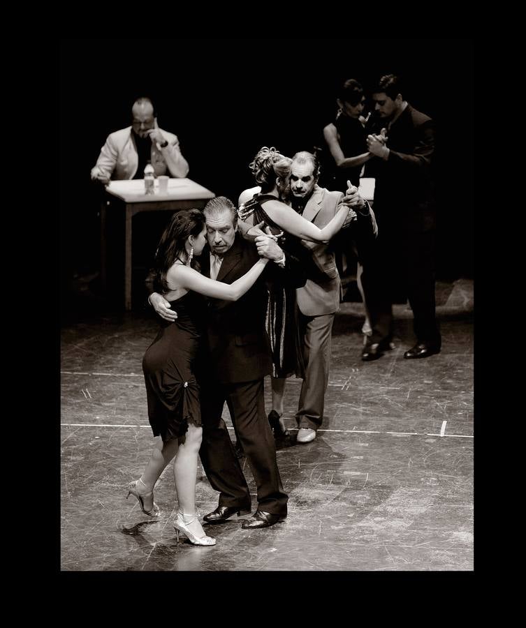 El tango es un estilo musical y de baile nacido en Montevideo y Buenos Aires. En las últimas décadas del siglo XIX esas ciudades comenzaron a vivir un proceso de inmigración, mayoritariamente europea, que modificó sus sociedades. Sus antecedentes musicales son africanos, latinoamericanos y europeos, fusionados de tal modo que resultan irreconocibles. Ahora, los regidores de la capital uruguaya se preparan para lanzar un plan estratégico basado en una evaluación del estado del tango en el país, con el objeto de fortalecer y revivir este arte. Las fotografías muestran un seminario de tango y escenas del Torneo Nacional de Montevideo.