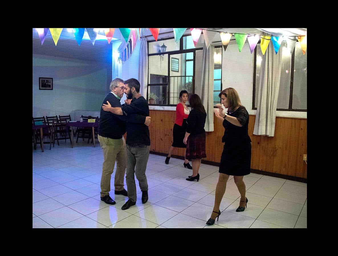 El tango es un estilo musical y de baile nacido en Montevideo y Buenos Aires. En las últimas décadas del siglo XIX esas ciudades comenzaron a vivir un proceso de inmigración, mayoritariamente europea, que modificó sus sociedades. Sus antecedentes musicales son africanos, latinoamericanos y europeos, fusionados de tal modo que resultan irreconocibles. Ahora, los regidores de la capital uruguaya se preparan para lanzar un plan estratégico basado en una evaluación del estado del tango en el país, con el objeto de fortalecer y revivir este arte. Las fotografías muestran un seminario de tango y escenas del Torneo Nacional de Montevideo.