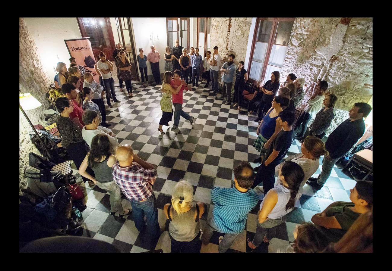 El tango es un estilo musical y de baile nacido en Montevideo y Buenos Aires. En las últimas décadas del siglo XIX esas ciudades comenzaron a vivir un proceso de inmigración, mayoritariamente europea, que modificó sus sociedades. Sus antecedentes musicales son africanos, latinoamericanos y europeos, fusionados de tal modo que resultan irreconocibles. Ahora, los regidores de la capital uruguaya se preparan para lanzar un plan estratégico basado en una evaluación del estado del tango en el país, con el objeto de fortalecer y revivir este arte. Las fotografías muestran un seminario de tango y escenas del Torneo Nacional de Montevideo.